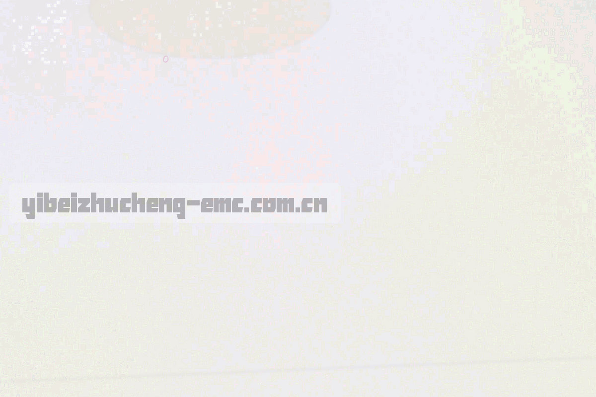 战术板与数据图层叠加的深色画面